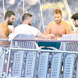 Arda Turan kardeşi ile tatilde !