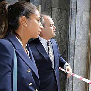 Çağla Büyükakçay, hasar gören TBMM'yi gezdi
