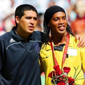 Ronaldinho ve Riquelme'den alkışlanacak teklif