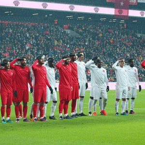 Şehitlere saygı maçında kazanan Türkiye