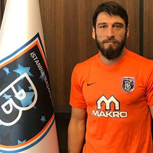 Egemen imzayı attı, formayı giydi...