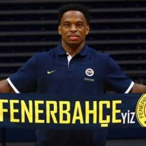 Bobby Dixon 2 yıl daha Fenerbahçe'de