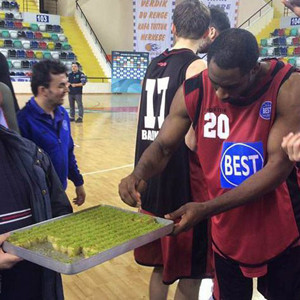 Taraftardan BEST’e baklava ziyafeti