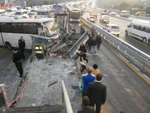 Servis aracı Metrobüs durağına çarptı - Resim: 2
