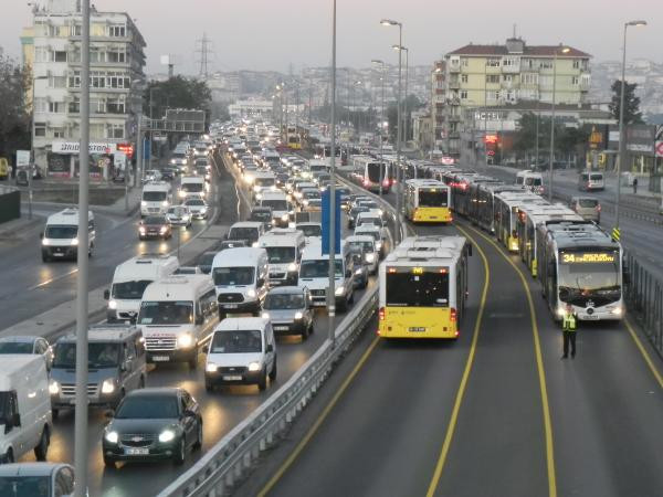 Servis aracı Metrobüs durağına çarptı - Resim: 4