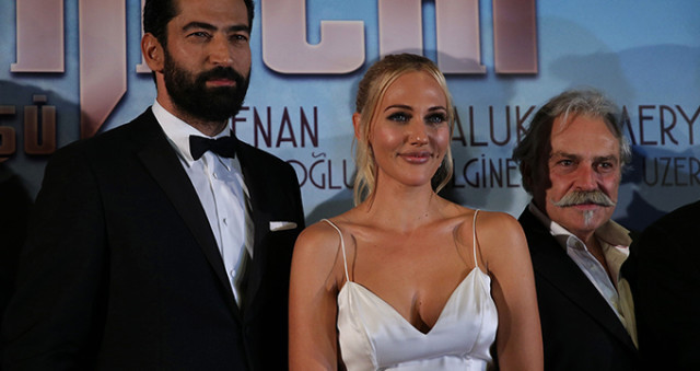 Meryem Uzerli'nin dekoltesi galaya damga vurdu