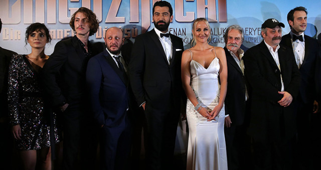 Meryem Uzerli'nin dekoltesi galaya damga vurdu