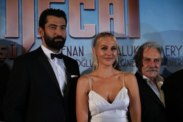 Meryem Uzerli'nin dekoltesi galaya damga vurdu