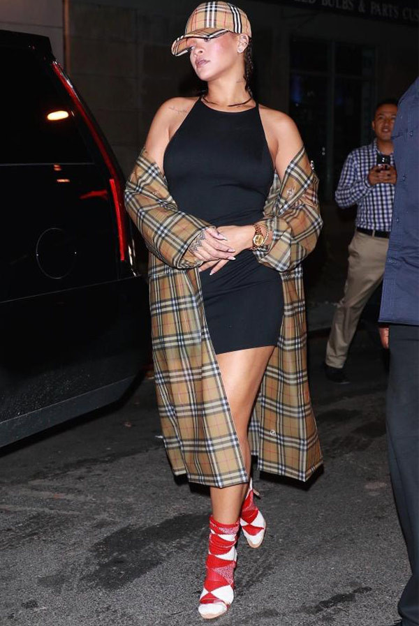 Tüm bakışlar Rihanna'ya yöneldi
