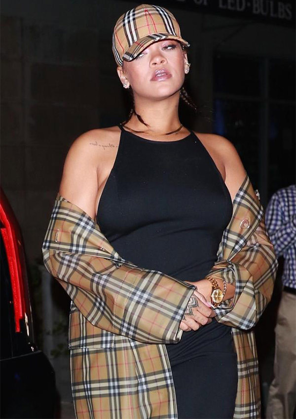 Tüm bakışlar Rihanna'ya yöneldi