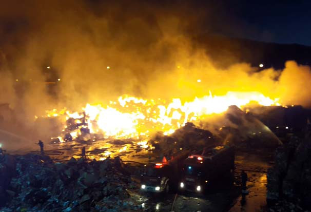Kağıt fabrikasında büyük yangın