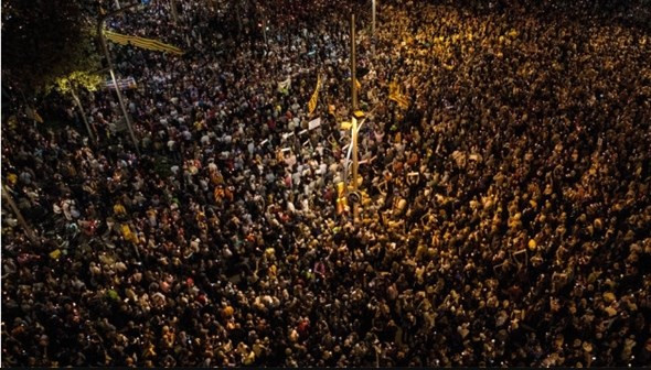 Barcelona'da on binler sokaklara döküldü