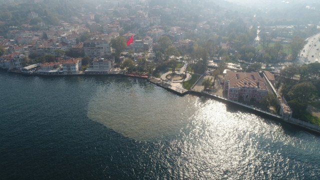 İstanbul Boğazı'nda şaşırtan manzara