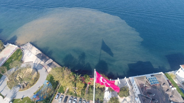 İstanbul Boğazı'nda şaşırtan manzara
