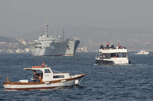 Rus gemisi İstanbul Boğazı'ndan geçti - Resim: 1