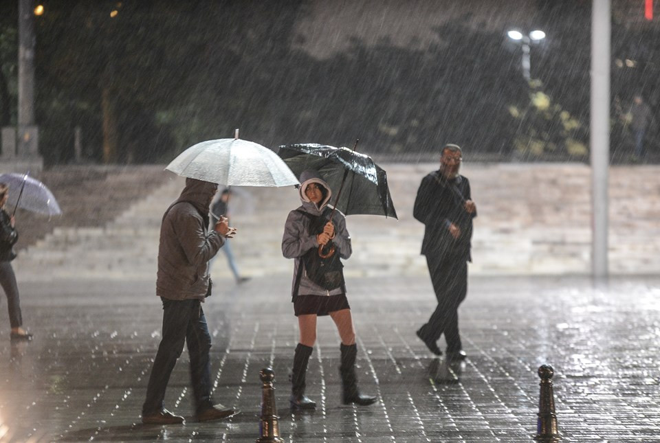 İstanbullu'yu yağmur vurdu ! Vatandaşlar mahsur kaldı