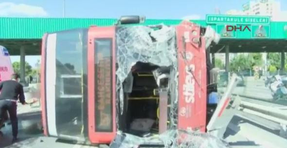 İstanbul'da korkunç kaza; otobüs devrildi