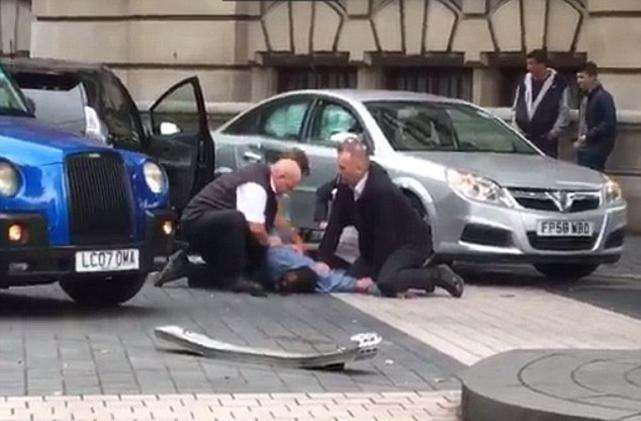 Londra'da dehşet ! Bir araç kalabalığın arasına daldı