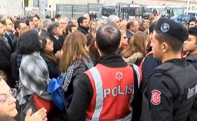 Taksim'deki 10 Kasım töreninde alkışlı protesto