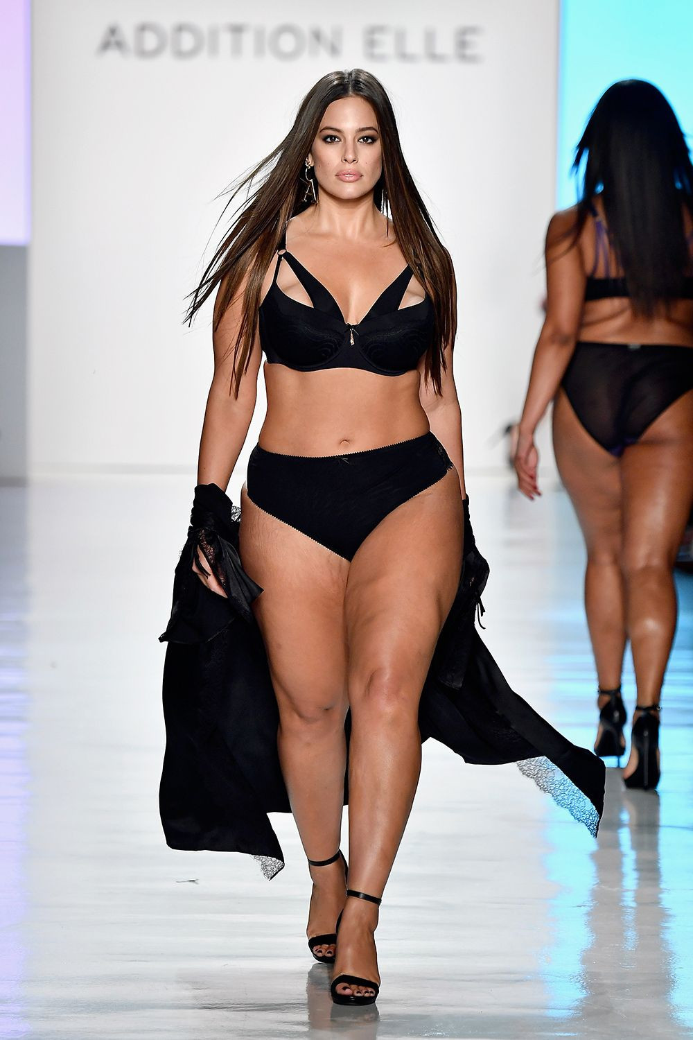 Ashley Graham sosyal medyayı yine salladı