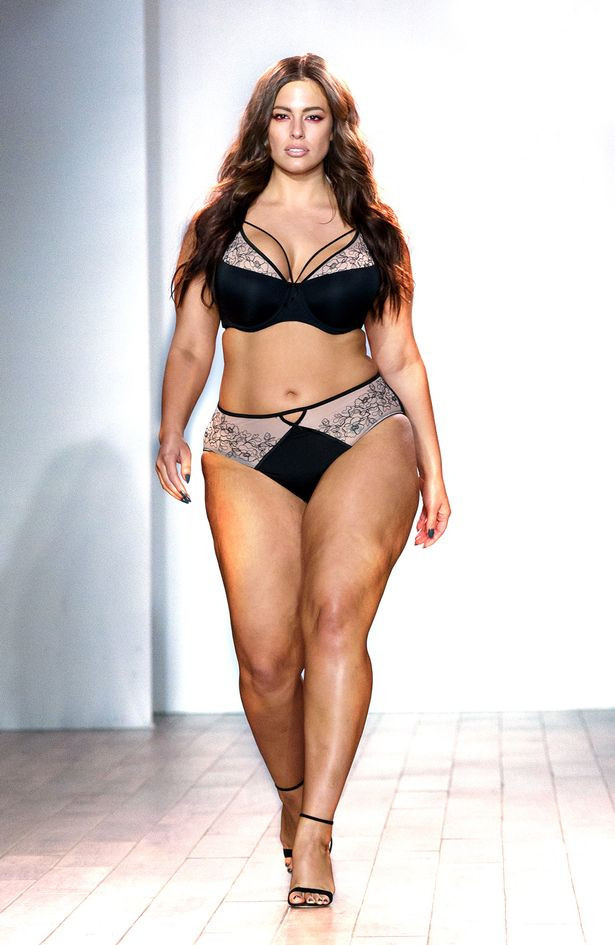 Ashley Graham sosyal medyayı yine salladı