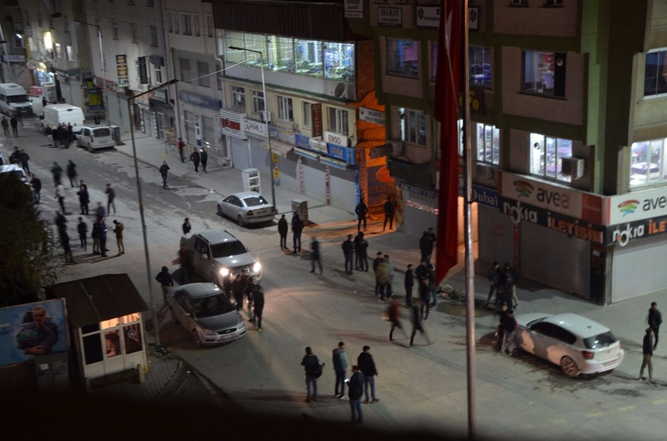 Deprem Türkiye'de de hissedildi ! Vatandaşlar sokağa fırladı