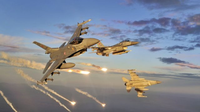 TSK duyurdu ! Ağrı'da teröristlere bomba yağdı