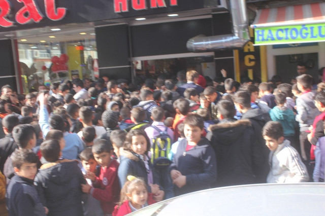Bedava olduğunu duyan koştu, izdiham çıktı