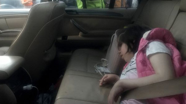 Engelli kızını araç içerisinde bırakan aileye soruşturma