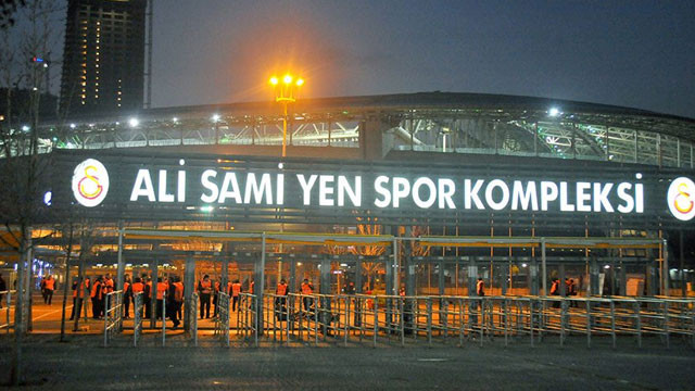 Galatasaray-Fenerbahçe derbisinde sahte polis skandalı