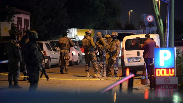 İstanbul'da AVM'ye özel harekat baskını: 8 gözaltı