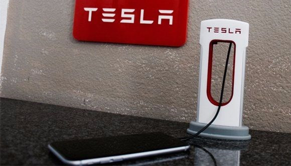 Tesla akıllı telefona da el attı: Yeni oyuncağı: 45 dolara satılıyor