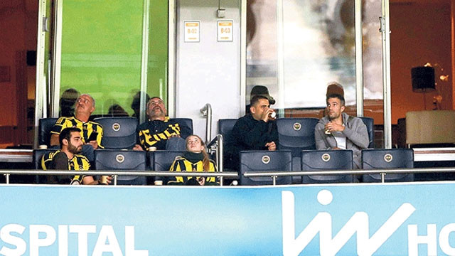 Van Persie üzüntüden kendini çaya vurdu