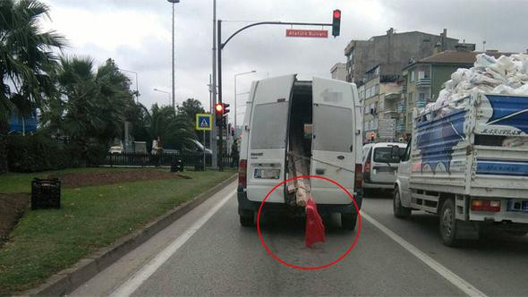 Türk bayrağına saygısızlığa suç duyurusu !