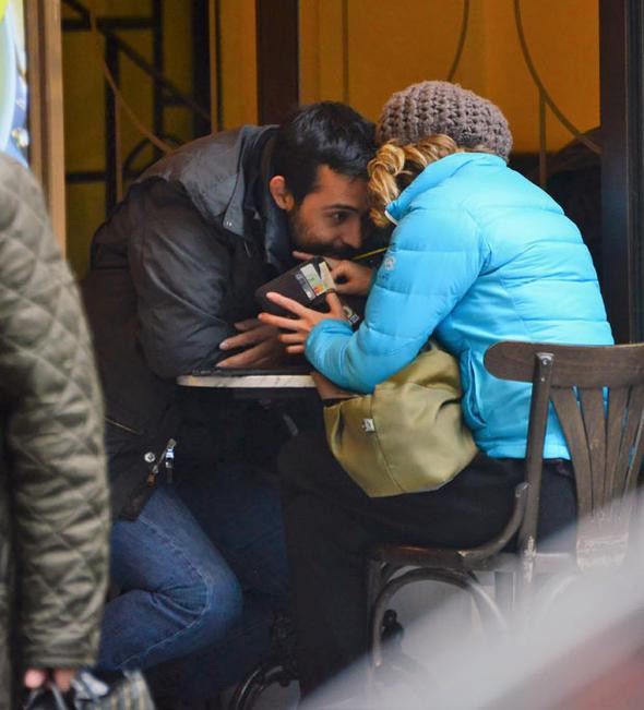 Ece Dizdar 10 yaş küçük sevgiliyle dudak dudağa - Resim: 3