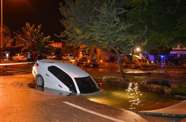 Adana'da otomobil çukura düştü - Resim : 1