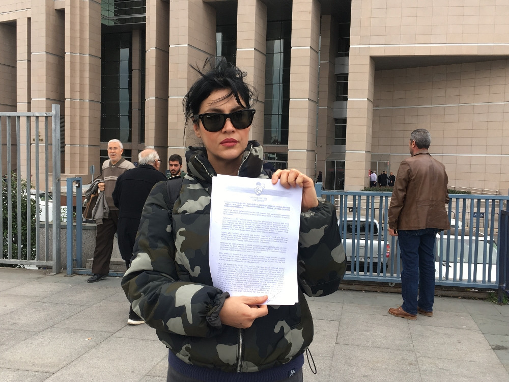 Ünlü şarkıcıdan Nur Yerlitaş hakkında suç duyurusu 