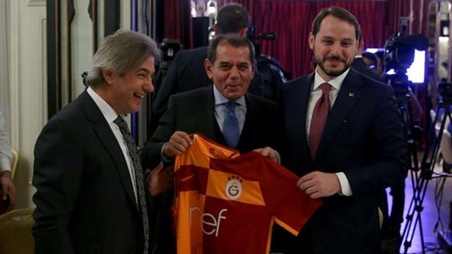 Özbek'ten Bakan Albayrak'a Galatasaray forması