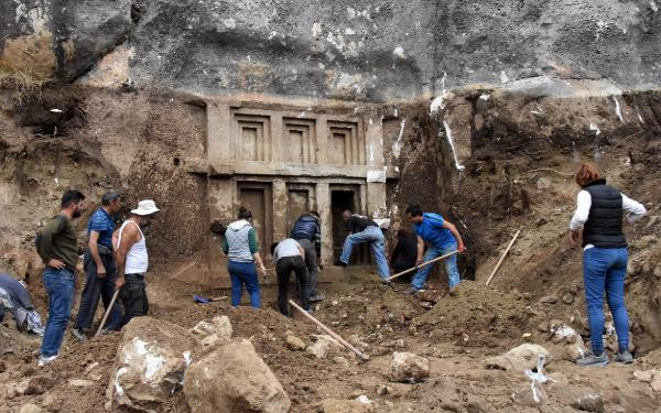 Arazi kazısında tesadüfen bulundu ! 2.400 yıllık keşif...