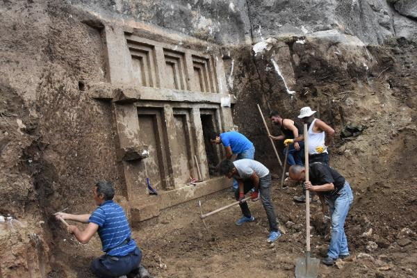 Arazi kazısında tesadüfen bulundu ! 2.400 yıllık keşif...