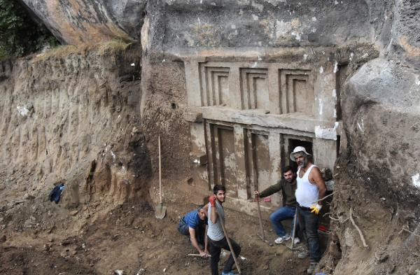 Arazi kazısında tesadüfen bulundu ! 2.400 yıllık keşif...