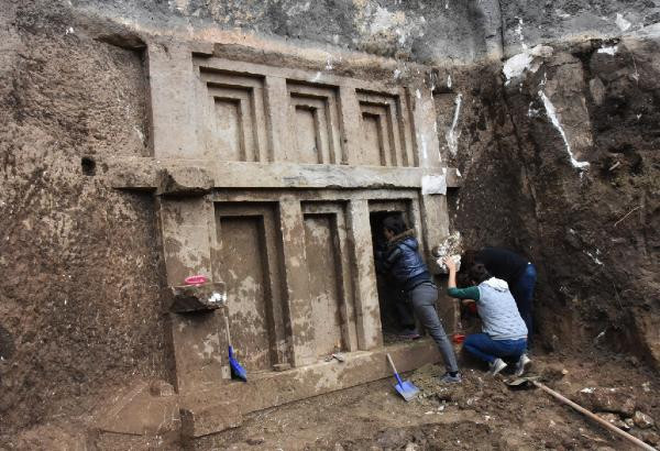 Arazi kazısında tesadüfen bulundu ! 2.400 yıllık keşif...