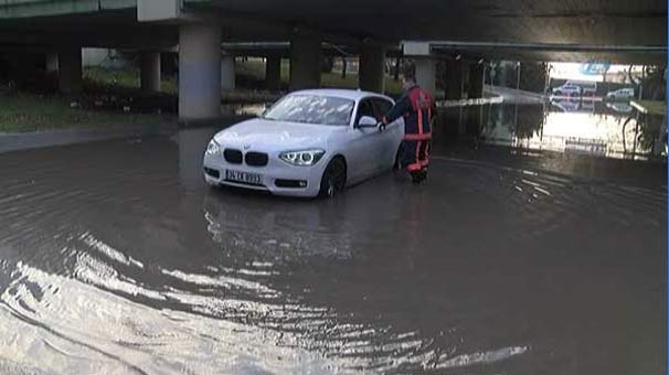 İstanbul'da araçlar sular altında kaldı