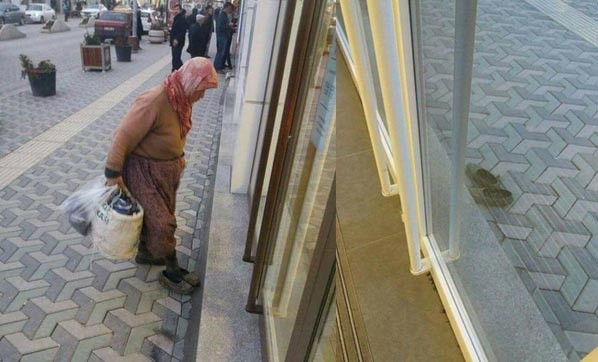 Yaşlı kadın, bankaya çamurlu ayakkabılarını çıkarıp girdi