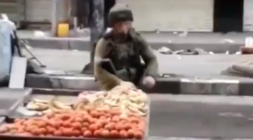 İsrailli komutan Filistinli satıcının tezgahından elma çaldı
