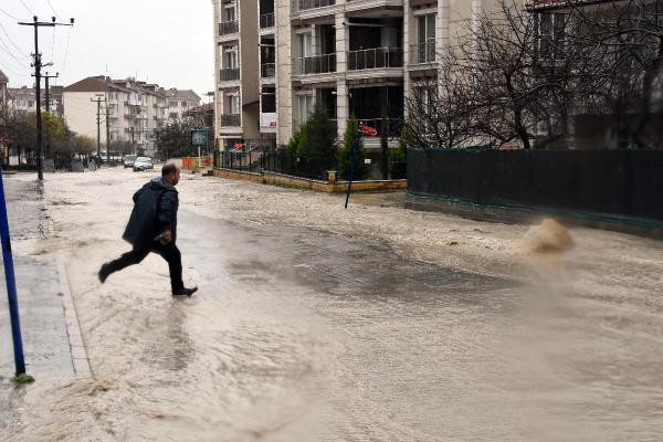 Edirne'yi sağanak yağış vurdu