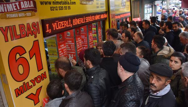 Yağmurun altında umut kuyruğu
