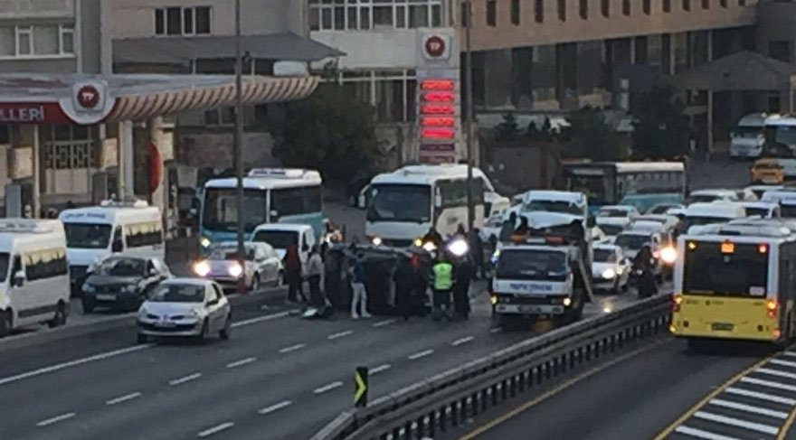 İstanbul'da E-5'te feci kaza: Trafik kilit !