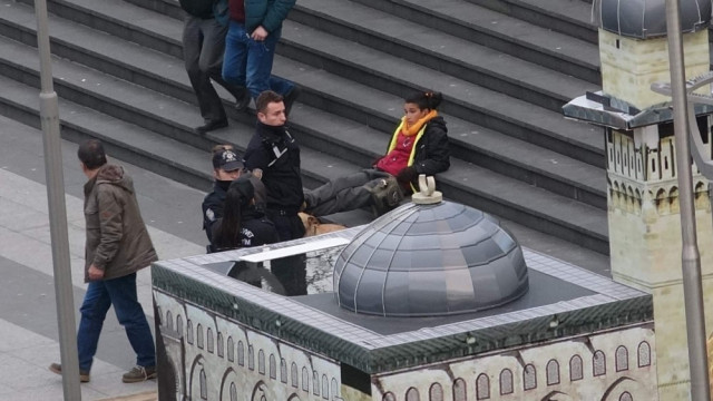 Kadın turistten skandal hareket ! Ortalık karıştı - Resim: 1