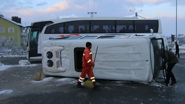 Öğrenci servisi ile yolcu otobüsü çarpıştı